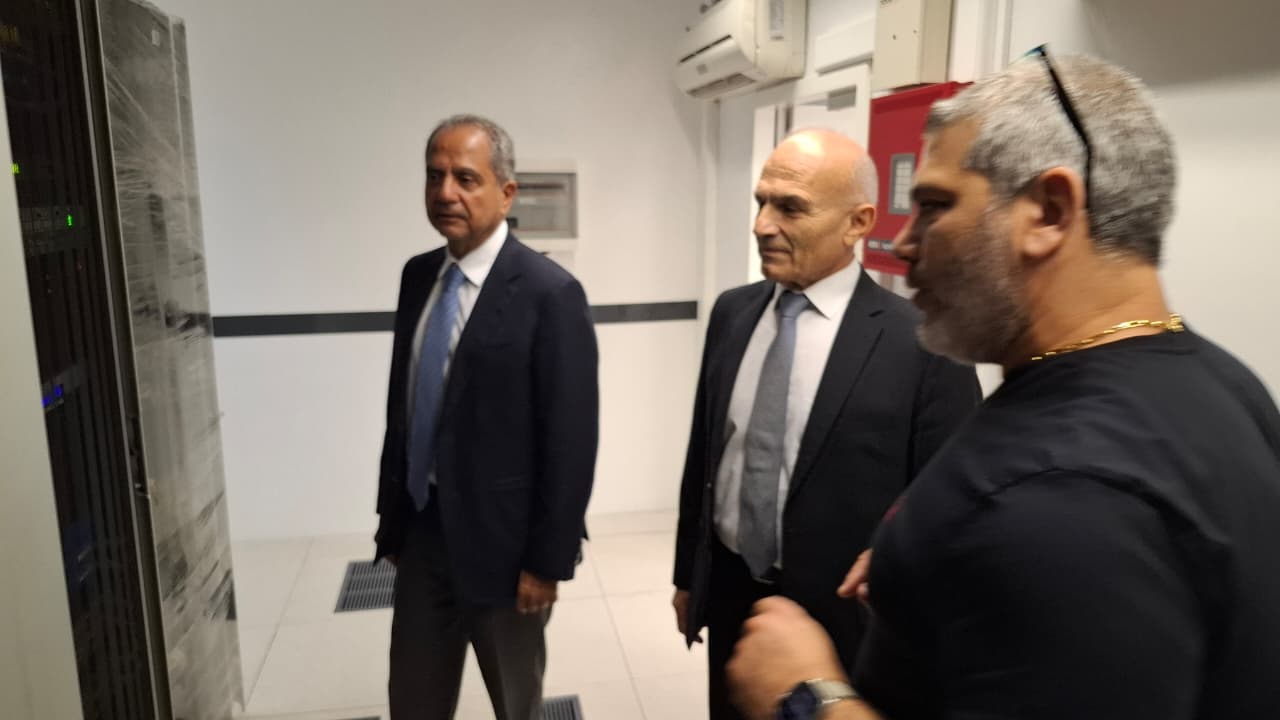 إطلاع على الملفات التي يعمل عليها... إطلاع على الملفات التي يعمل عليها...